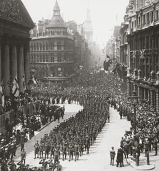 O Império presta homenagem aos seus guerreiros vitoriosos no Dia da Paz - o prefeito tomando a saudação, 19 de julho de 1919